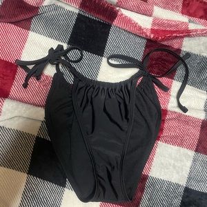 Bikini bottoms don’t like how they fit